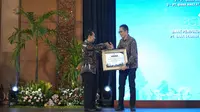 Penyerahan penghargaan dari Direktorat Jenderal Perbendaharaan Kantor Wilayah Provinsi Jawa Timur ke Bank Jatim sebagai Peringkat Pertama Bank Penyalur Belanja Pemerintah Terbesar Semester I/2024, Selasa (27/8/2024). (Foto: Istimewa)