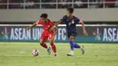 <p>Pemain Timnas Indonesia,&nbsp;Arkhan Fikri berebut bola dengan pemain Laos,&nbsp;Bounphachan Bounkong pada&nbsp;laga lanjutan Grup B Piala AFF 2024 di Stadion Manahan, Solo, Jawa Tengah, Kamis (12/12/2024). (Bola.com/Abdul Aziz)</p>