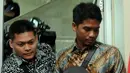 Pembantu rumah tangga (PRT) anggota DPR dari F-PPP Fanny Safriyansyah alias Ivan Haz menutupi wajahnya sambil dikawal oleh anggota LPSK seusai diperiksa tim panel MKD DPR di Kompleks Parlemen, Jakarta, Senin (7/4). (Liputan6.com/Johan Tallo)