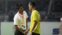 Nilmaizar bersalaman dengan pemainnya Handi Ramdhan usai melawan Persija Jakarta pada laga Torabika Soccer Championship 2016 di Stadion Utama Gelora Bung Karno, Jakarta, Minggu (8/5/2016). (Bola.com/Nicklas Hanoatubun)