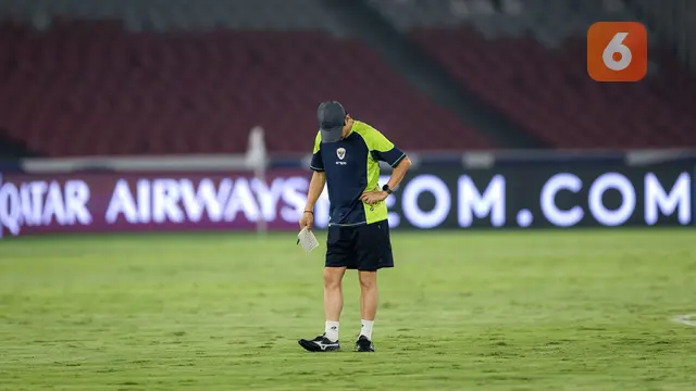 Foto: Shin Tae-yong Cek Langsung Kondisi Rumput GBK Jelang Laga Timnas Indonesia Vs Jepang di Kualifikasi Piala Dunia 2026