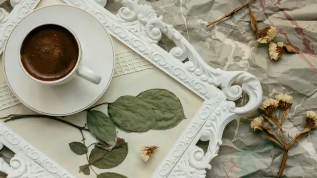 3. Daun Sirih dan Madu: Kaya Akan Khasiat