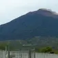 Gunung Kerinci mengalami erupsi dengan ketinggian kolom abu mencapai kurang lebih 150 meter dari atas puncak gunung. (Liputan6.com/ Ist PVMBG)