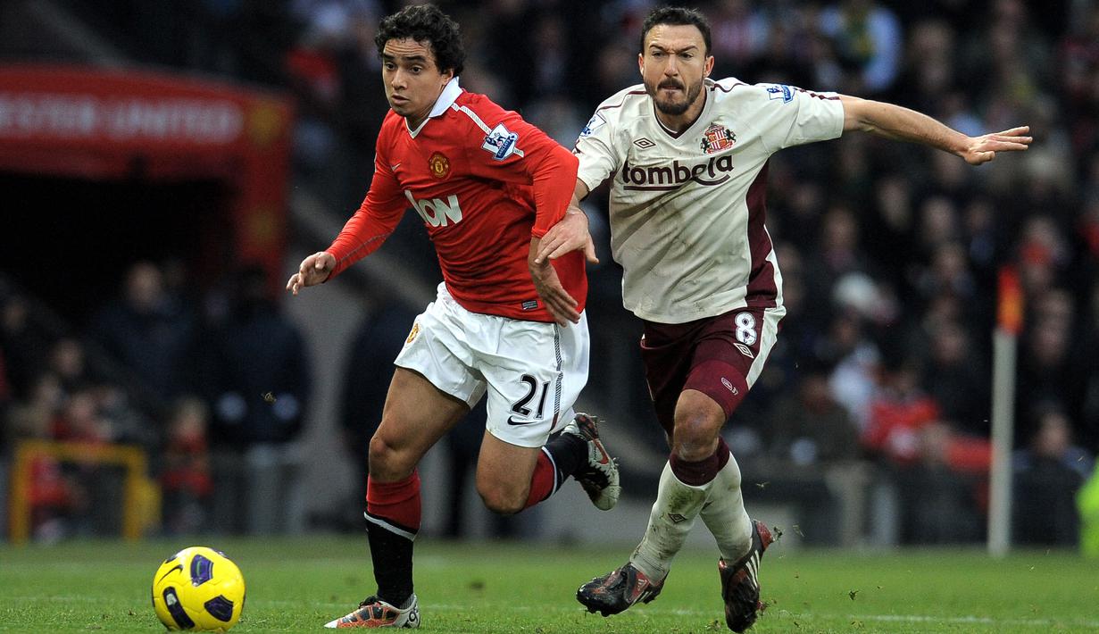 Rafael da Silva (kiri) pernah memiliki nama besar di skuat Setan Merah sebelum berpisah pada 2015 silam untuk merumput di Liga Prancis bersama Lyon. Naasnya, Ia belum memiliki klub saat ini setelah memutuskan hengkang dari klub Turki, Istanbul Basaksehir FK. (Foto: AFP/Andrew Yates)