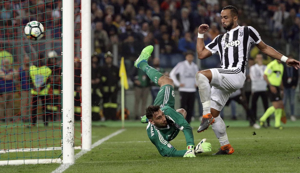 Aksi pemain Juventus, Medhi Benatia saat membobol gawang Gianluigi Donnarumma pada final Coppa Italia di Rome Olympic stadium, (9/5/2018). Juventus menang 4-0. (AP/Gregorio Borgia)