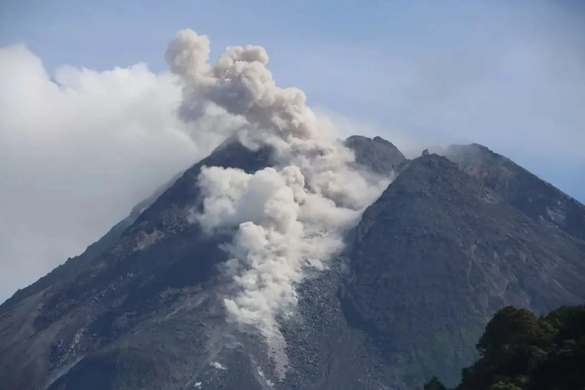 Gunung Merapi Luncurkan Awan Panas dan Lava Pijar ke Hulu Kali Krasak ...