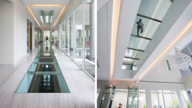 Arsitektur Rumah Modern Keren dengan Lantai Kaca dan Kolam Renang Semi Indoor