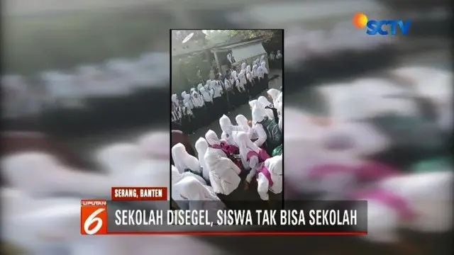 Ratusan siswa SMP Negeri 1 Mancak, Serang, Banten, tertahan di depan gerbang sekolah. Pintu gerbang digembok dan disegel oleh warga yang mengaku sebagai pemilik tanah.