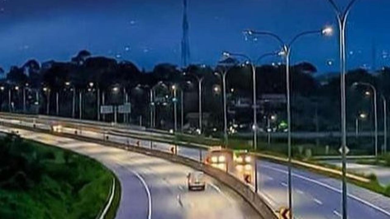 Bolehkah Sopir Bus Turunkan Penumpang di Pinggir Jalan Tol, Begini Penjelasannya