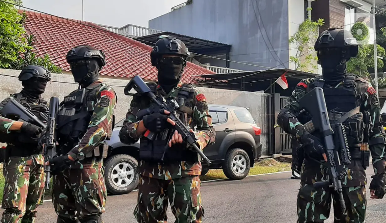 Sejumlah personel Brimob Polri berjaga di kediaman Ferdy Sambo, Jalan Saguling III, Duren Tiga Barat, Pancoran, Jakarta Selatan, Selasa (9/8/2022). Lembaga Perlindungan Saksi dan Korban (LPSK) sebelumnya bertandang ke kediaman istri Irjen Ferdy Sambo, Putri Candrawathi, untuk melakukan asesmen psikologis. (Liputan6.com/Ady Anugrahadi)