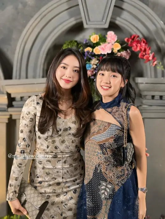 3. Natasha Wilona memilih printed long sleeve slim fit dress berwarna mocha yang memperlihatkan siluet rampingnya. Ia membiarkan rambutnya tergerai sederhana, memberikan tampilan yang natural dan elegan.Rekan eks JKT48 Ochi, Cindy Gula, tampil menawan dalam dress batik berwarna biru. Pilihan motif batik yang klasik memberikan sentuhan budaya yang menarik pada penampilannya. [@cgulla].