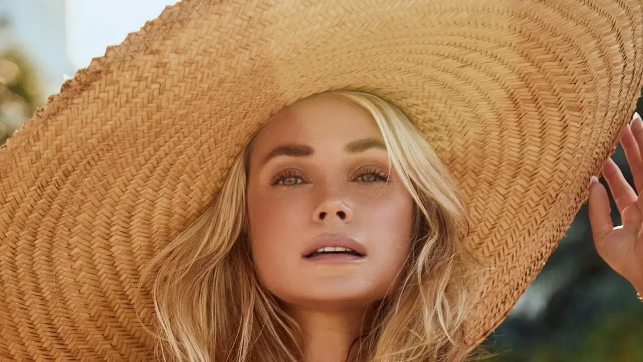 Model Majalah Sports Illustrated Edisi Swimsuit