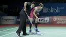 Petugas kebersihan membersihkan lapangan pertandingan saat Ratchanok Intanon vs Tai Tzu Ying bertanding di Indonesia Open 2019. (Bola.com/Peksi Cahyo)