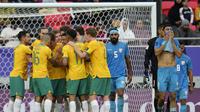 Para pemain Australia merayakan gol yang dicetak Jordan Bos ke gawang India pada laga Grup B Piala Asia 2023 di Stadion Ahmad Bin Ali, Doha, Sabtu (13/1/2024).  (AP Photo/Aijaz Rahi)