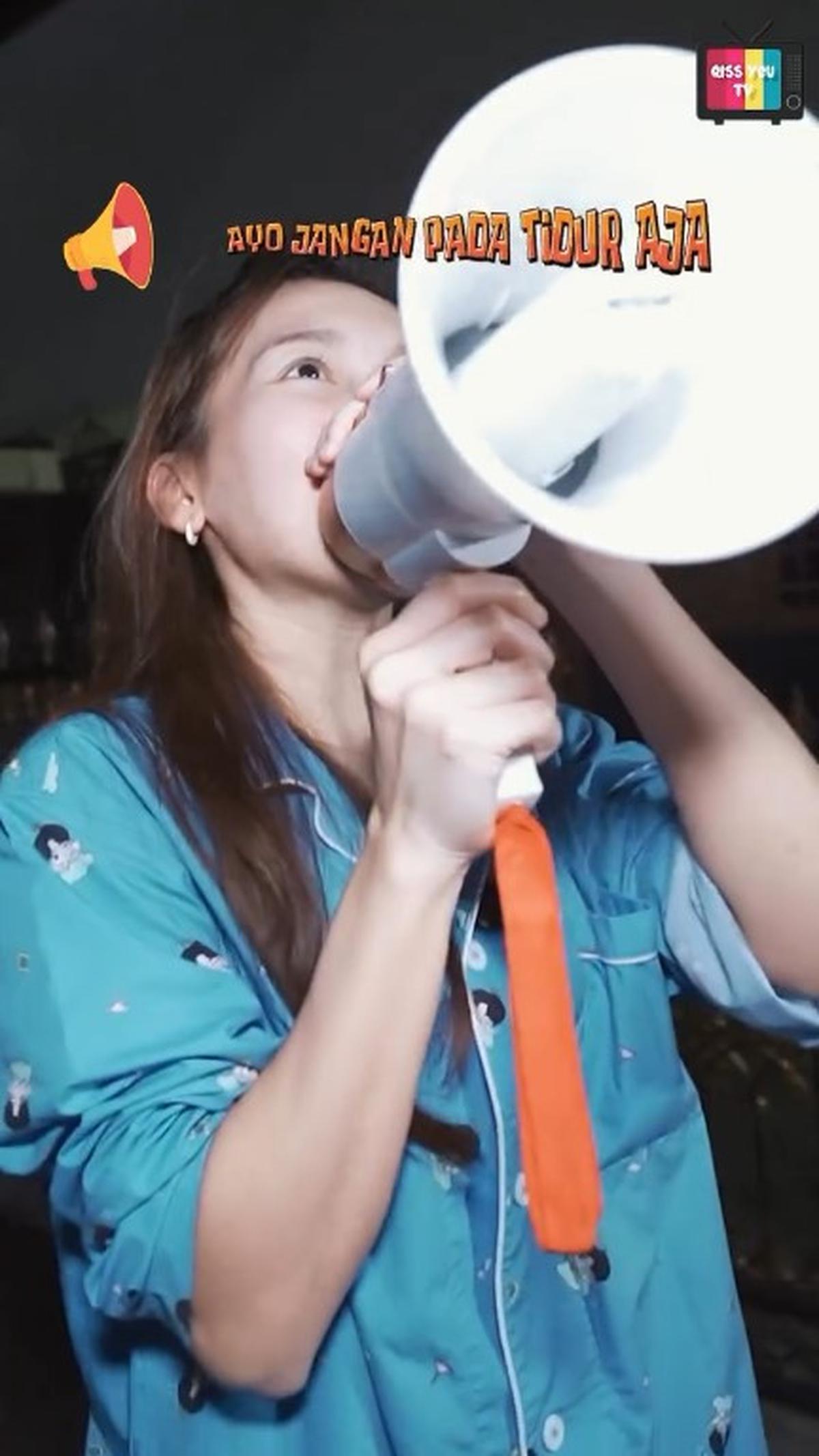 Masih Pakai Piyama, Ini 7 Potret Ayu Ting Ting Bangunkan Sahur Bareng Bocah Kampung - Totalitas Pakai Toa