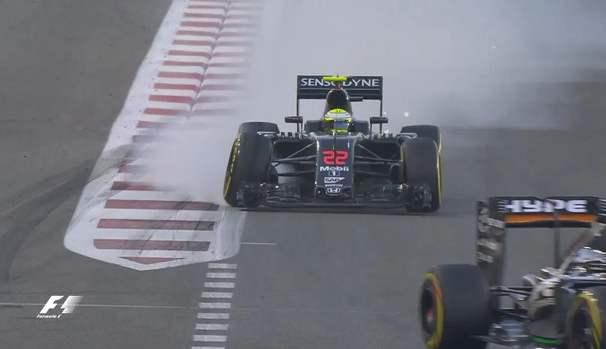 Pebalap Mclaren, Jenson Button, yang berencana mengakhiri kariernya di F1 terpaksa harus berhenti di tengah balapan F1 GP Abu Dhabi setelah mengalami kerusakan suspensi. (Bola.com/Twitter/F1)