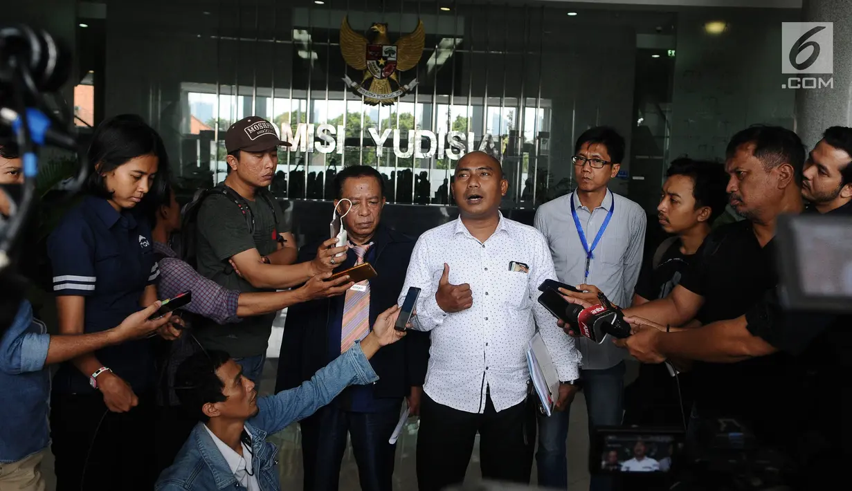 Penasihat hukum pelapor memberi keterangan kepada awak media usai memberi laporan dugaan pelanggaran kode etik hakim Pengadilan Negeri Cibinong kepada Komisi Yudisial di Kantor Komisi Yudisial, Jakarta, Senin (4/2). (Liputan6.com/Herman Zakharia)