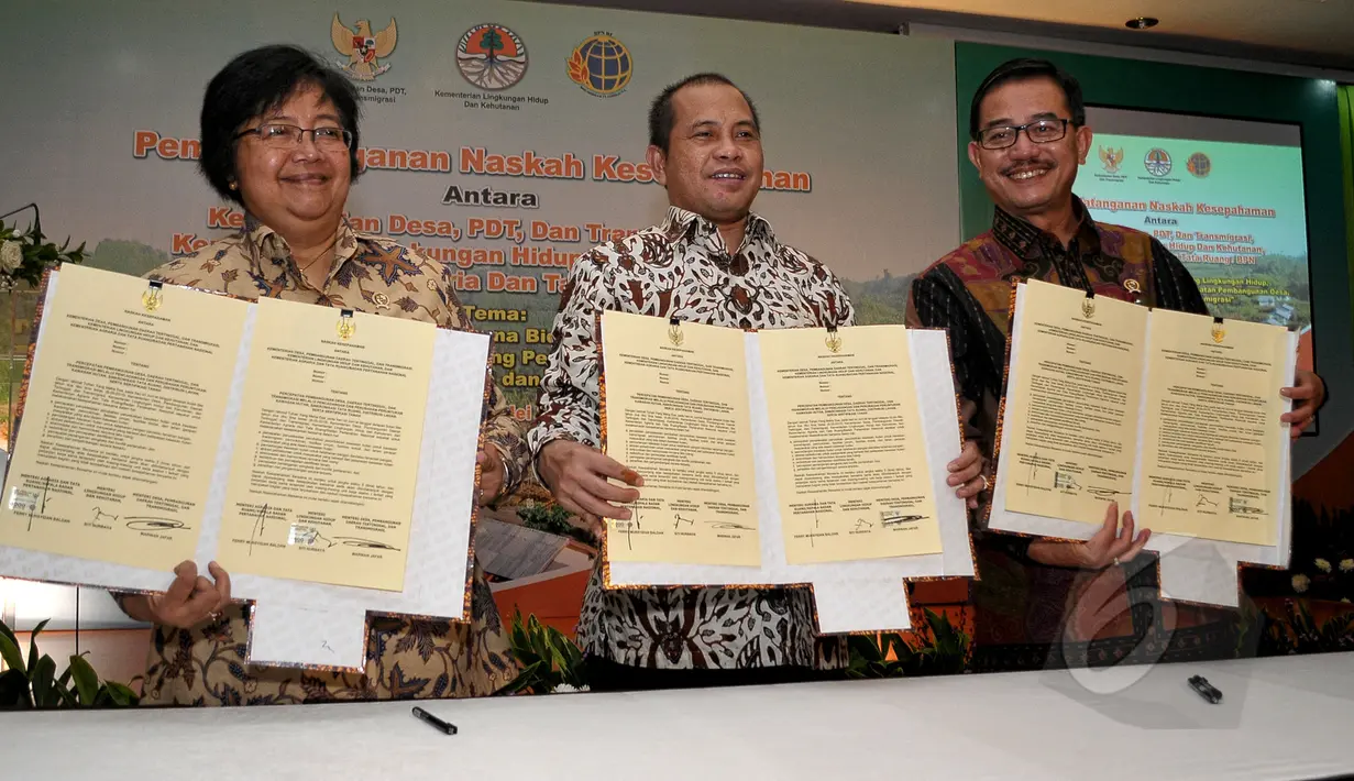 Menteri Siti Nurbaya, Menteri Marwan Jaffar dan Menteri Ferry Mursyidan Baldan usai penandatanganan Nota kesepahaman terkait pengadaan sembilan juta Hektare Lahan Transmigrasi, di Kementerian Desa PDDT, Jakarta, Jumat (8/5). (Liputan6.com/Yoppy Renato)