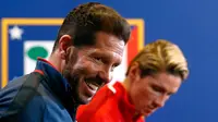 Pelatih Atletico Madrid, Diego Simeone dan penyerang Fernando Torres saat konferensi pers sebelum pertandingan semifinal UEFA Champions League melawan Bayern Munich di stadion Vicente Calderon, Spanyol, (26/04/2016).(REUTERS / Michael Dalder)