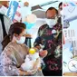 Momo Geisha dan keluarga gelar acara selapanan baby Abe di rumah. (Sumber: YouTube/Momo  YouTube Channel)