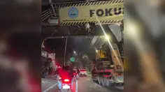 Truk Angkut Alat Berat Tersangkut JPO Tendean, Lalu Lintas Tersendat