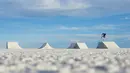 Pemain BMX profesional, Daniel Dhers menunjukkan aksinya bermain sepeda BMX di Salt Park Project, Uyuni, Bolivia pada April 2016. Gurun ini berada 3.600 mdpl. (Reuters)