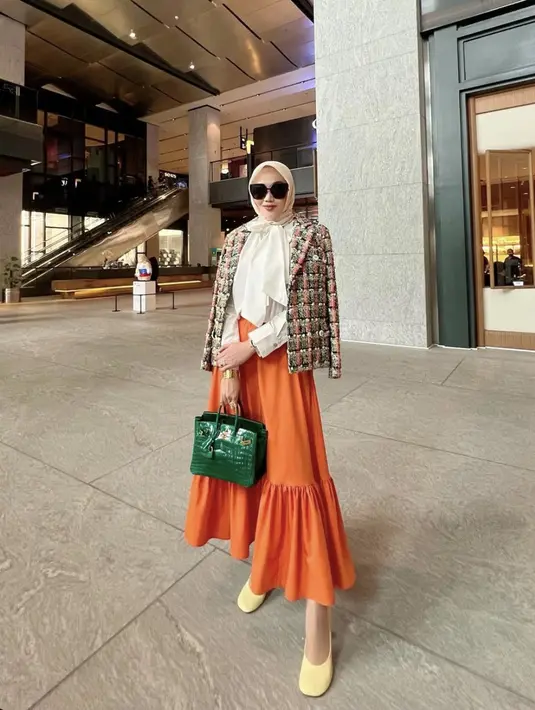 Dengan aksen blazer tweed dimaksimalkan dengan kemeja beraksen pita, menghadirkan gaya yang maksimal. [Foto: Instagram/ Dsaks]