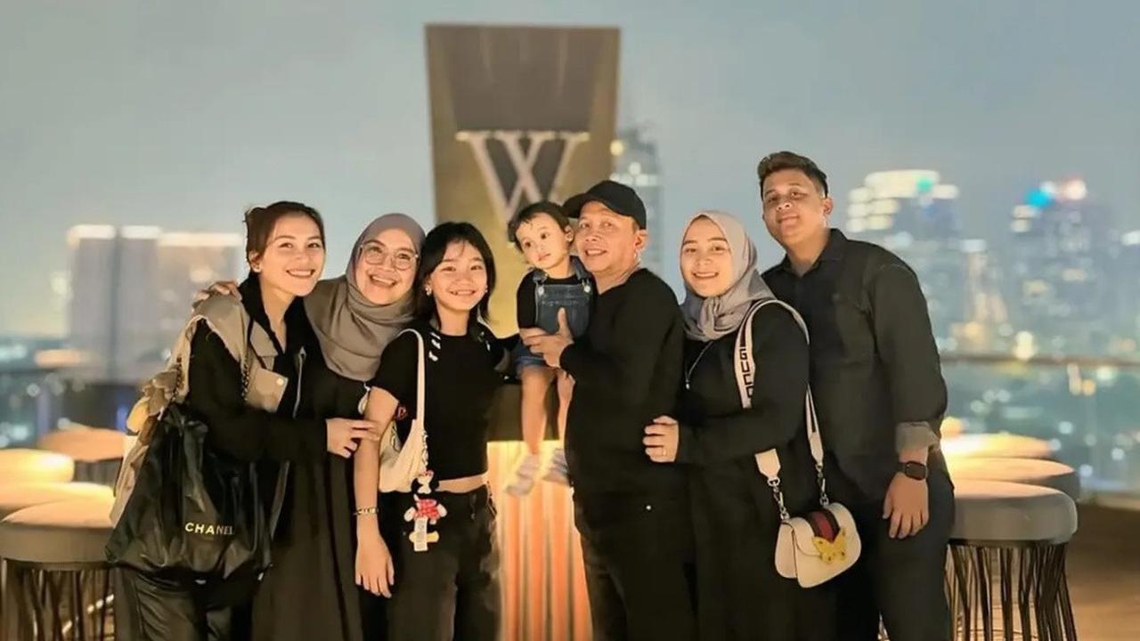 8 Potret Ayu Ting Ting di Perayaan Ultah Sang Ayah, Elegan Kenakan Outfit Senada Sekeluarga
