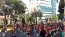 Grup marching band dari Politeknik Pelayaran Surabaya ikut ambil bagian dalam kegiatan Trophy Experience Piala Dunia U-17 2023 di Surabaya, Minggu (29/10/2023). (Bola.com/Aditya Wany)