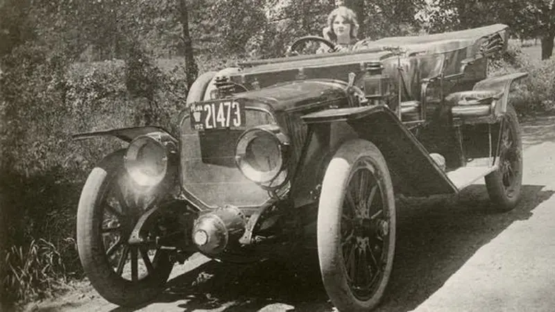 Florence Lawrence saat mengendarai mobil di tahun 1912