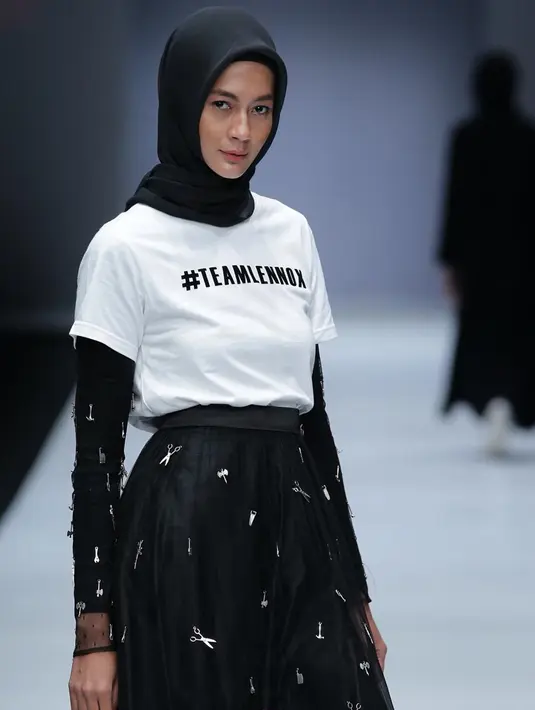 Banyak juga netizen yang mendoakan agar ibu dua anak ini segera mendapat hidayah. Namun sebagian netizen lain menyarankan agar Paula Verhoeven memantapkan diri dahulu sebelum memutuskan untuk istiqomah tampil berhijab. (Liputan6.com/IG/@paula_verhoeven)