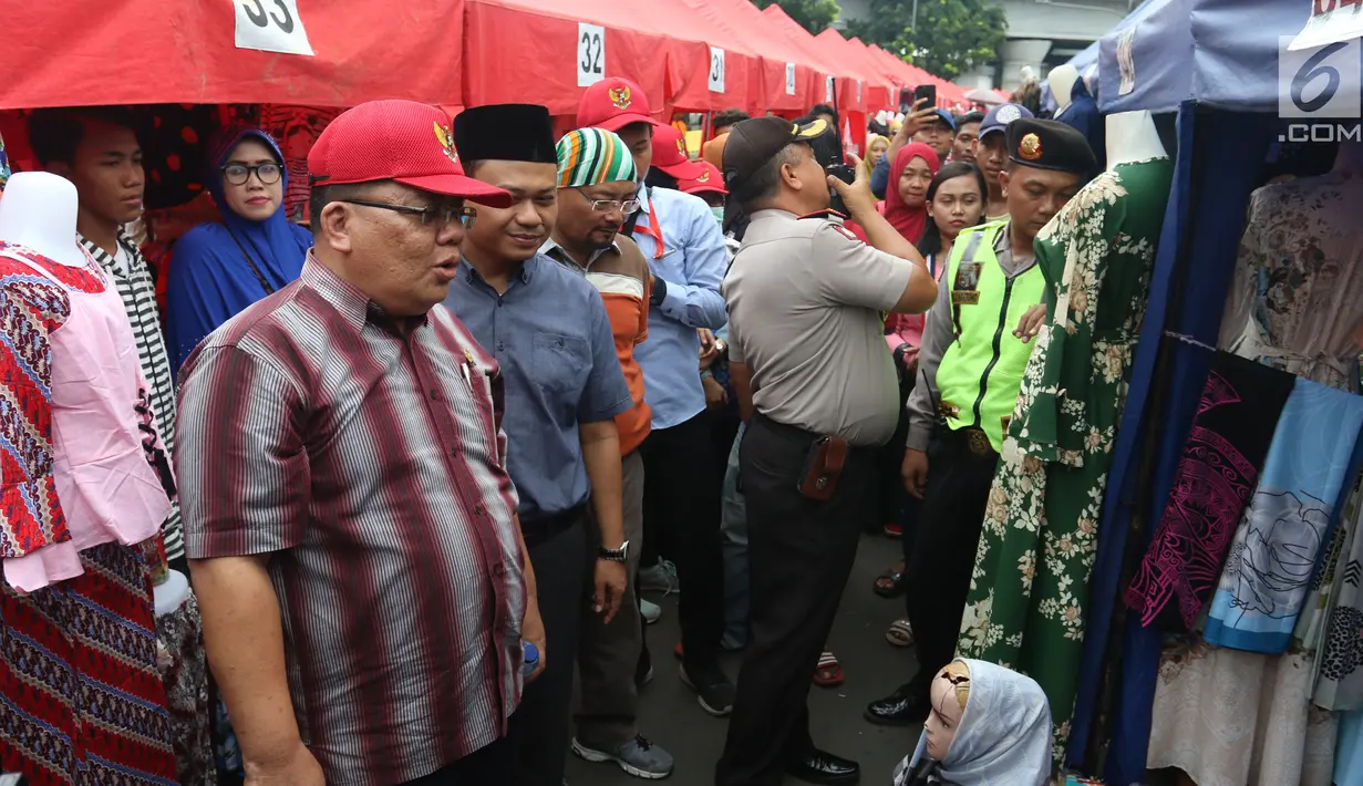 Komisioner Ombudsman Republik Indonesia (ORI), Adrianus Meliala saat blusukan tenda PKL Tanah Abang Jakarta, Rabu (17/1). Dalam blusukannya Ombudsman berdialog dengan PKL terkait lahan yang disediakan di Tanah Abang. (Liputan6.com/Angga Yuniar)