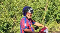 Tak hanya itu, Mantan Jenderal Polisi Bintang Tiga, Susno Duadji pun memposting foto sedang menaiki sepeda motor matik. Mengenakan jersey Barcelona dan helm berwarna biru tanpa alas kaki, Susno tampak duduk di atas motor. (www.facebook.com/susno2g)