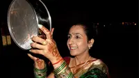 Menurut kepercayaan, festival Karva Chauth akan membuat para suami di India panjang umur dan bahagia.
