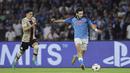Napoli menutup babak pertama dengan keunggulan dua gol. Hirving Lozano membuka keran gol Napoli saat laga baru memasuki menit ke-4. Giacomo Raspadori menggandakan keunggulan di menit ke-16. (Alessandro Garofalo/LaPresse via AP)