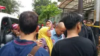 Keluarga korban perampokan sadis menangis histeris. (Liputan6.com/nanda Perdana P)