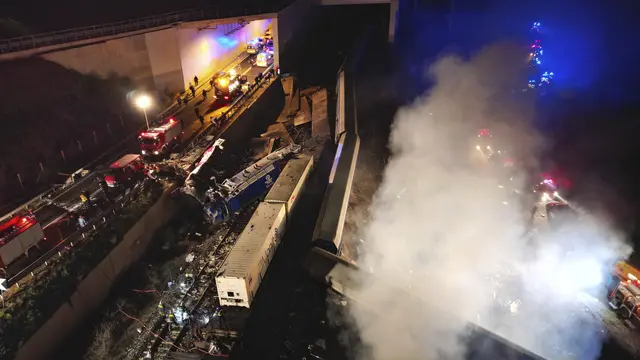 Dua kereta api bertabrakan di Yunani