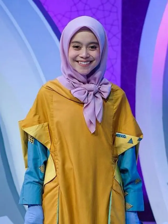 7 Gaya Hijab Segi Empat Trend Terbaru ala Seleb Tanah Air, Aurel-Lesti Kejora