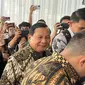 Calon presiden Prabowo Subianto bersilaturahmi dalam momen lebaran hari kedua Idul Fitri 1445 Hijriah di kediaman dinas Ketua Harian DPP Partai Gerindra, Sufmi Dasco, Kamis (11/4/2024). (Liputan6.com/Nanda Perdana Putra)
