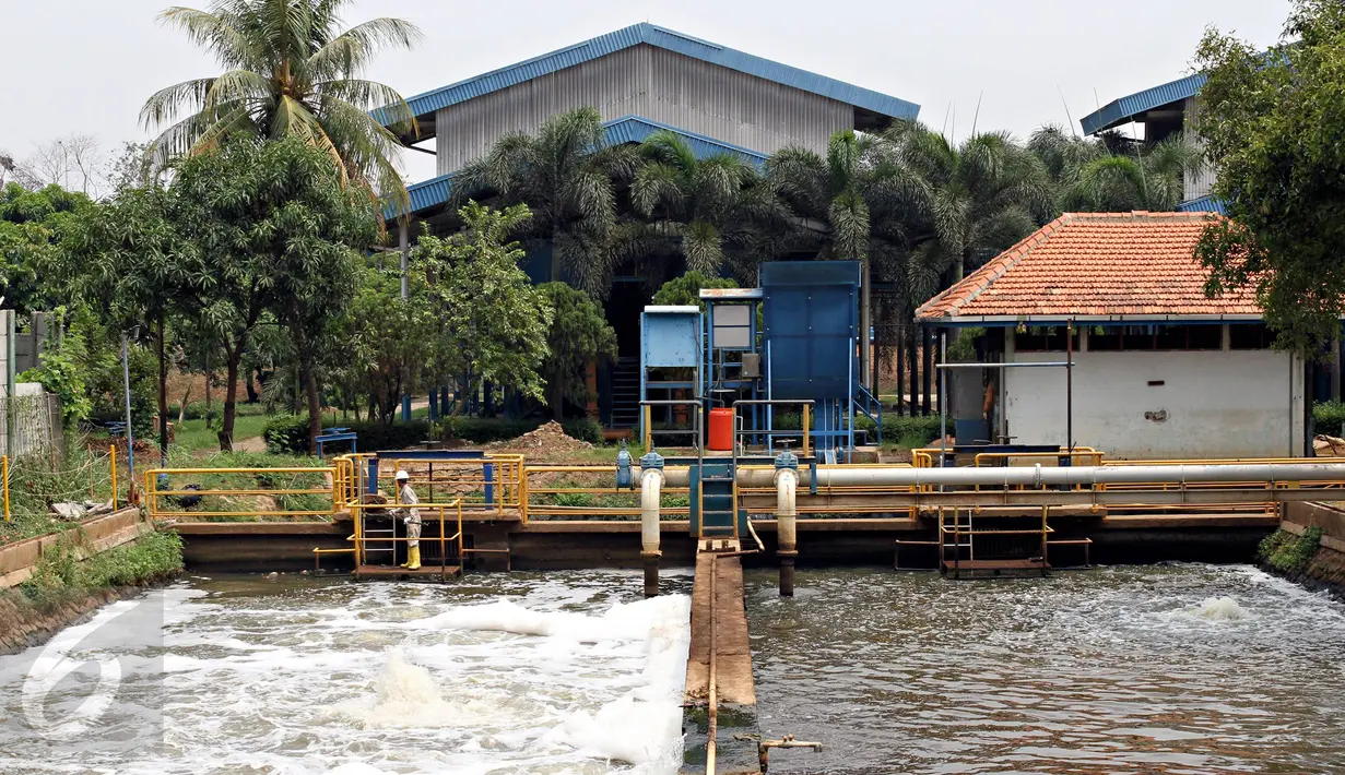 Petugas melakukan perawatan rutin pada Instalasi Pengolahan Air (IPA) PT Palyja di Cilandak, Jakarta, Rabu (7/10). Untuk menjaga kualitas air bersih kepada pelanggan, Palyja harus menurunkan produksi 50% dari normalnya. (Liputan6.com/Immanuel Antonius)