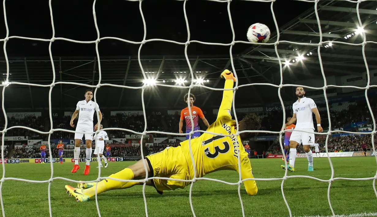 Kiper Swansea City, Kristoffer Nordfeldt mencoba menghalau bola sepakan pemain Machester City pada laga Piala Liga Inggris di Liberty Stadium, Kamis (22/9/2016) dini hari WIB.  (Action Images via Reuters/Andrew Boyers)