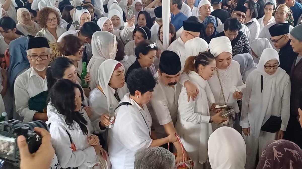 Tangis Inul Daratista Pecah di Pemakaman Titiek Puspa, Peluk Petty Tunjungsari Saat Tabur Bunga