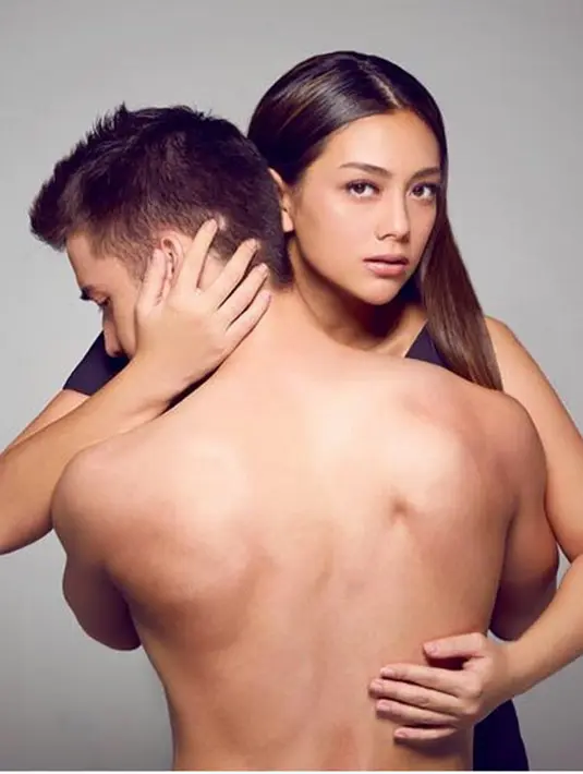 "paling takut kalo istrinya gak bahagia.. yg dia mau liat cuma anak istri nya bahagia 😍 suamiii paling cuek tp klo udah dtg sweeetnyaa hmmmm," tutup Celine Evangelista. (Instagram/celine_evangelista)