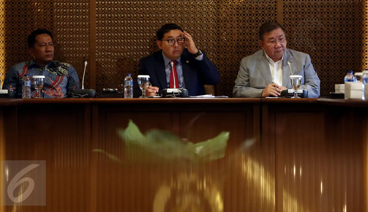 Wakil Ketua DPR Fadli Zon menerima kedatangan tersangka dugaan makar, Rachmawati Soekarnoputri di Gedung DPR, Jakarta, Selasa (10/1). Kepada Fadli Zon, Rachmawati menjelaskan kronologi penangkapan dirinya atas tuduhan makar. (Liputan6.com/Johan Tallo)