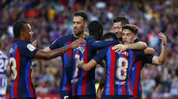 Para pemain Barcelona merayakan gol yang dicetak Pedri ke gawang Real&nbsp;Valladolid dalam lanjutan Liga Spanyol 2022/2023.&nbsp;(AP Photo/Joan Monfort)