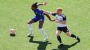 Para pemain Chelsea, Christopher Nkunku, berebut bola dari pemain Fulham, Harrison Reed, pada laga Premier League Summer Series di FedEx Field di Maryland, Washington, Senin (31/7/2023). Chelsea menang dengan skor 2-0. (Photo by Patrick Smith / GETTY IMAGES NORTH AMERICA / Getty Images via AFP)