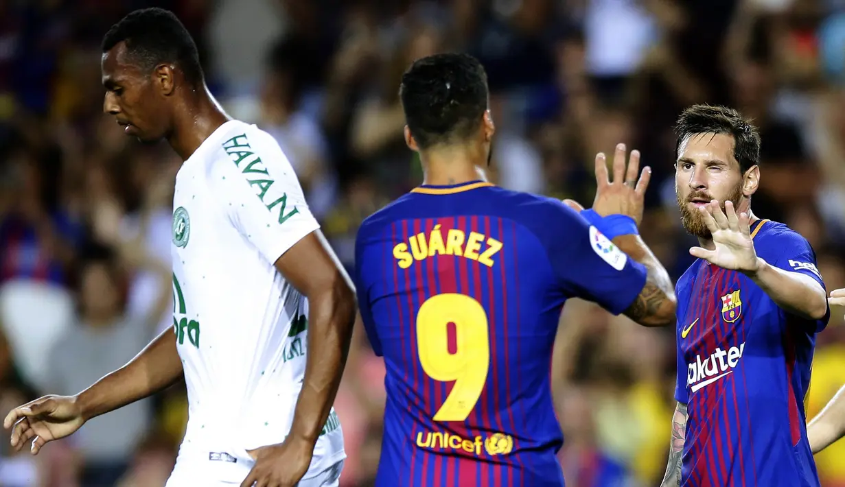 Bintang Barcelona, Lionel Messi, merayakan gol yang dicetaknya atas Chapecoense pada laga trofi Joan Gamper di Stadion Camp Nou, Barcelona, Senin (7/8/2017). Barcelona menang 5-0 atas Chapecoense. (AP/Manu Fernandez)