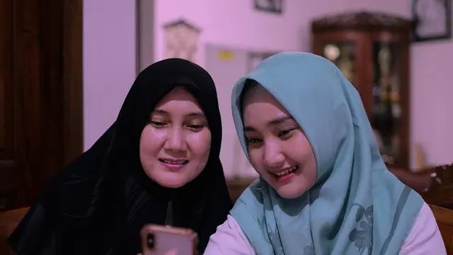 6 Potret Kebersamaan Fatin Shidqia dan Ibunda yang Awet Muda, Bak Kakak Adik
