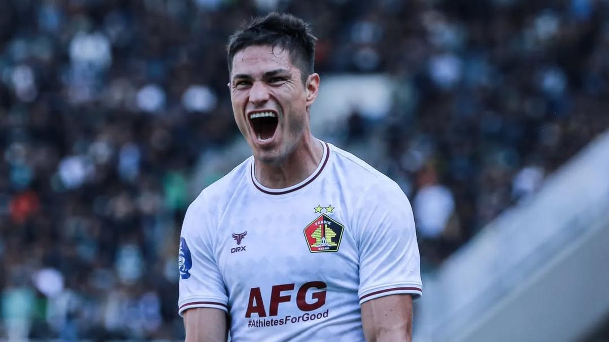 Entah Apa Isi Benak Ramiro Fergonzi, Laga Persik Vs Persis Baru Beberapa Detik Sudah Sikut Sutanto Tan dan Dikartu Merah