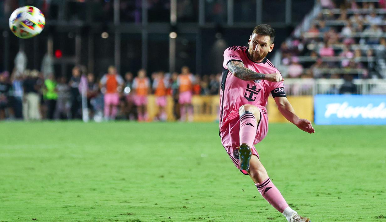 Lionel Messi mencetak hattrick hanya dalam 11 menit saat Inter Miami melakukan comeback luar biasa saat mengalahkan New England Revolution di Stadion Chase, Florida, Minggu (20/10/2024). Inter Miami menang dengan skor 6-2. (AFP/Chris Arjoon)